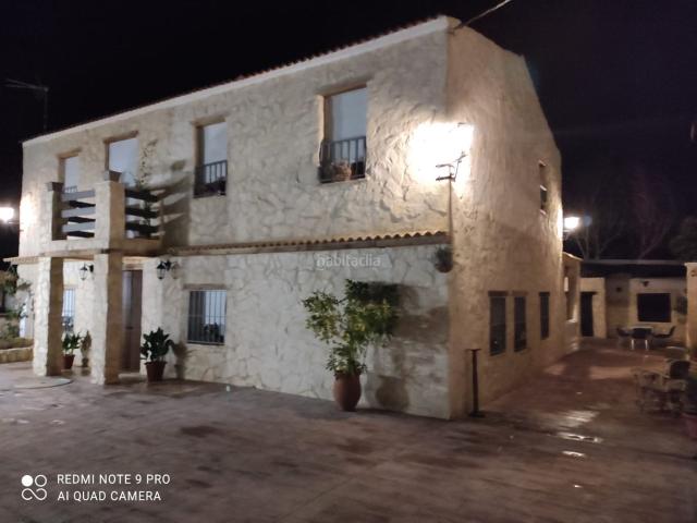 Chalet en venta en Cabra. CHATLET EN ANTIGUA CARRETERA DE NUEVA CARTEYA CON SEIS DORMITORIOS. Chalets.