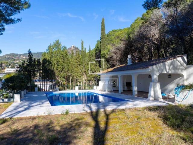 Chalet en venta en Cabrera de Mar. Casa villa en excelentes condiciones de 8 dormitorios en venta en Cabrera de Mar. Chalets Cabrera de.