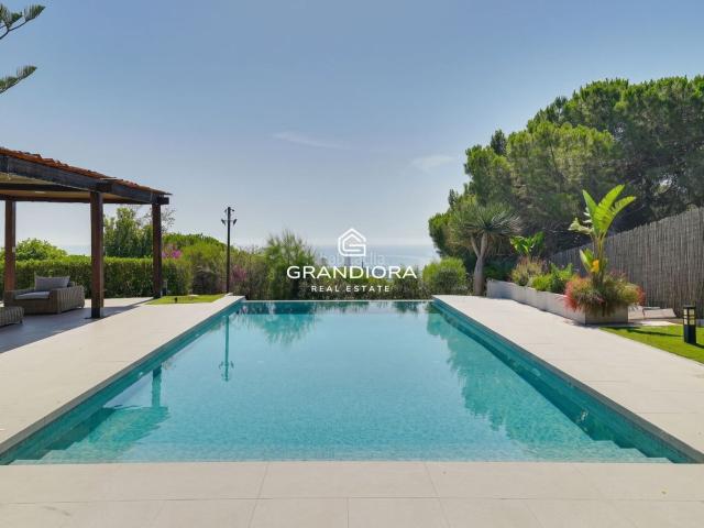 Chalet en venta en Cabrera de Mar. Villa de Alto Lujo con 5 Suites, Piscina, Ascensor y Vistas al Mar en Cabrera de Mar. Chalets Cabrera de.