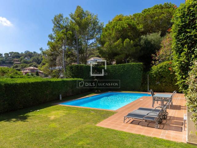 Chalet en venta en Cabrils. Casa de 5 dormitorios con vistas al mar en venta en Cabrils, Barcelona. Chalets.
