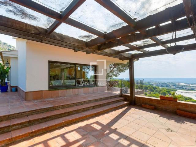 Chalet en venta en Cabrils. Casa villa Excelentes de 4 dormitorios con 775m de jardín en venta en Cabrils. Chalets.