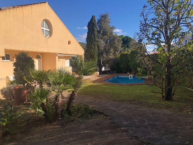 Chalet en venta en Cabrils, de 396 m² 8 habitaciones por 785.000