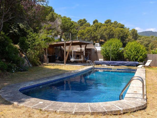 Chalet en venta en Cabrils. Elegante villa de 4 dormitorios con vistas al mar en venta en Cabrils, Barcelona. Chalets.