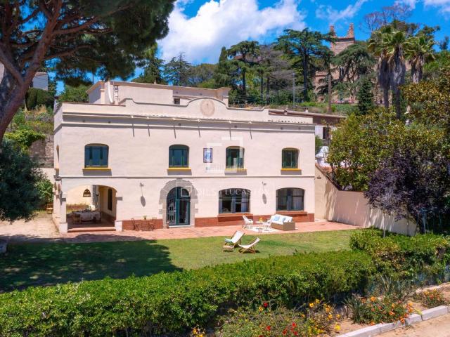 Chalet en venta en Cabrils. Excepcional villa con vistas al mar y licencia turística en venta en el centro de Cabrils. Chalets.