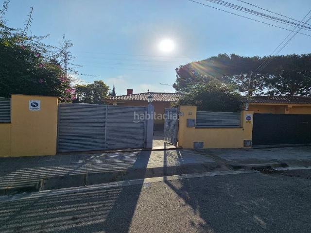 Chalet en venta en Cabrils. Gran oportunidad de comprar un chalet de cuatro habitaciones en la localidad de Cabrils en Barcelona. No dejes pasar esta gran oc. Chalets.