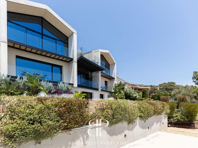 Chalet en venta en Cabrils. Impresionante villa con vistas panorámicas al mar, jardín, piscina, sala de cine y gimnasio. Chalets.