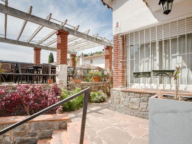 Chalet en venta en Cabrils. La Casa Agency presenta en EXCLUSIVA este chalet en Cabrils listo para disfrutar. Chalets.