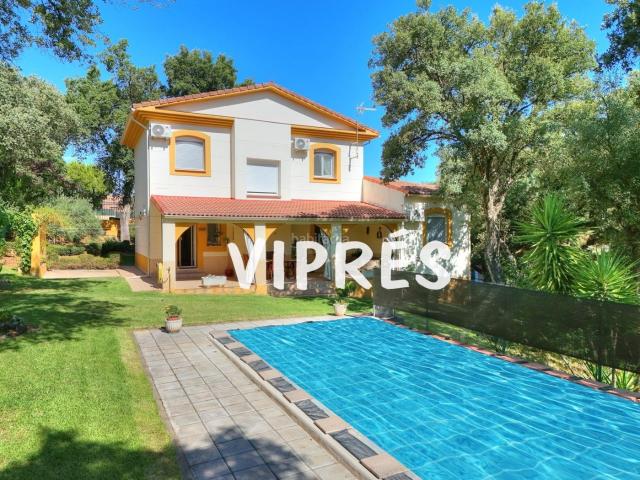 Chalet en venta en Cáceres, Ceres Golf. Chalet en zona privilegiada con parcela de 1.000m, piscina, barbacoa y precioso porche Preciosa vivienda de 2 plantas con 5 dormit. Chalets.