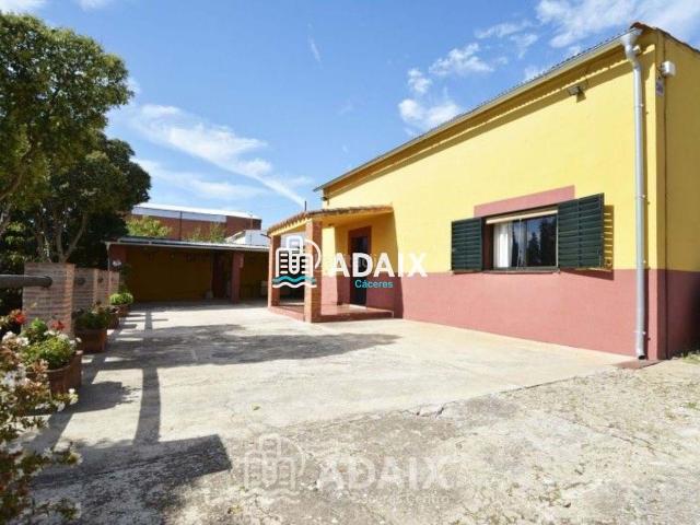 Chalet en venta en Cáceres, Montesol Mejostilla. Descubre la vida en el campo sin renunciar a la comodidad de la ciudad! Te presentamos esta encantadora casa de campo en venta, un. Chalets.