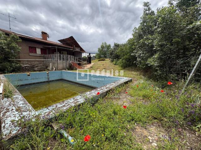 Chalet en venta en Cadalso de los Vidrios. CASA INDEPENDIENTE CON GRAN PARCELA. Chalets Cadalso de los.