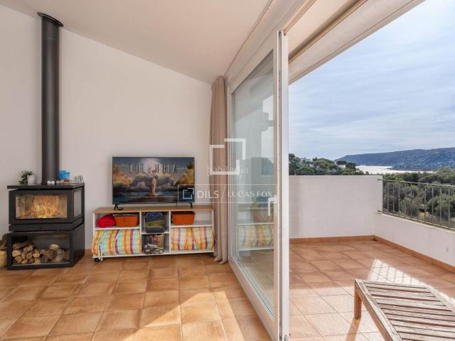 Chalet en venta en Cadaqués Costa Brava. Elegante casa adosada con garaje y vistas al mar en Cadaqués. Chalets.
