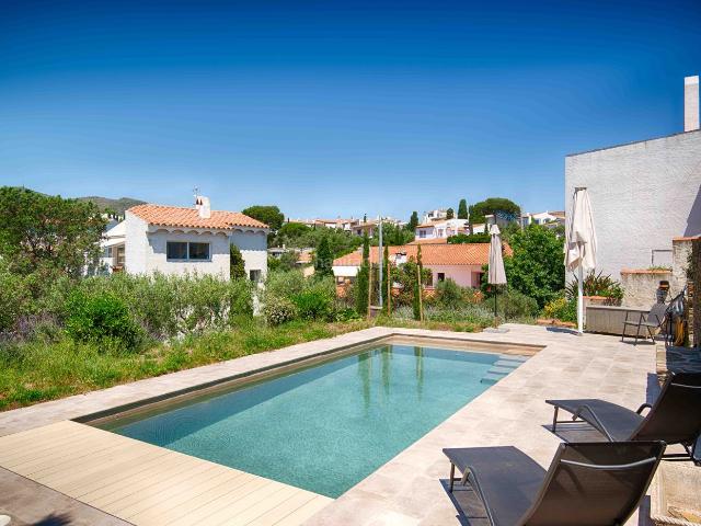 Chalet en venta en Cadaqués Costa Brava. Elegante villa con piscina y vistas a la bahía y al mar en Cadaqués. Chalets.