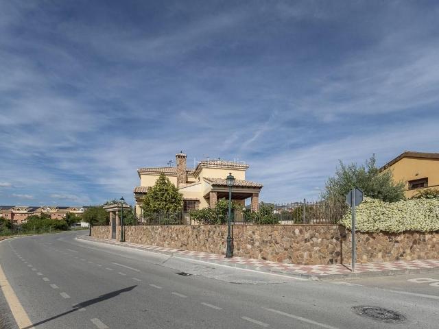 Chalet en venta en Cájar. SE VENDE IMPRESIONANTE CHALET CON PISCINA PRIVADA Y GARAJE EN CAJAR_GRANADA. Chalets.