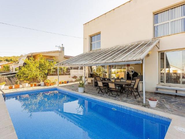 Chalet en venta en Calafell, de 218 m² 6 habitaciones por 385.000
