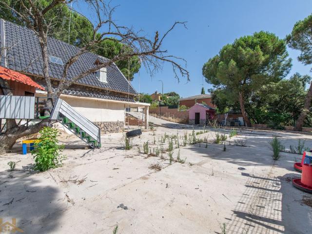 Chalet en venta en Calalberche. Chalet independiente en fase de construcción de 195m² construidos sobre parcela de 841m² en Calalberche. Chalets.