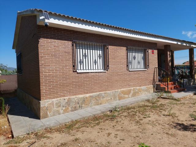 Chalet en venta en Calalberche. Chalet Independiente en la Urbanización Calalberche. Chalets.
