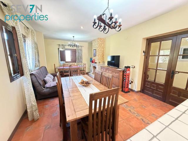 Chalet en venta en Calalberche. ESPECTACULAR CHALET INDEPENDIENTE CON LICENCIA TURISTICA. 8 DORMITORIOS Y 6 BAÑOS. PISCINA. Chalets.