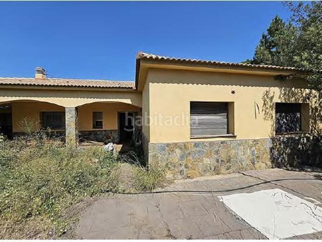 Chalet en venta en Caldes de Malavella. Casa a reformar con jardín y piscina en Can Carbonell. Chalets Caldes de.