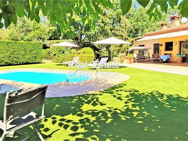 Chalet en venta en Caldes de Malavella. Casa con piscina y bosque privado cerca de la playa. Chalets Caldes de.