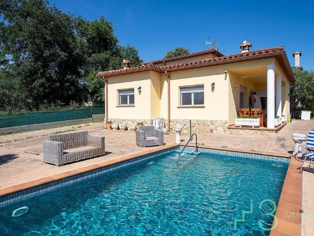 Chalet en venta en calle De Castelló D'empúries, Caldes de Malavella, de 172 m² 4 habitaciones por 359.000
