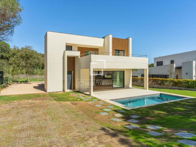 Chalet en venta en Calella de Palafrugell Costa Brava. Villa moderna de obra nueva con 4 dormitorios, a 900m de las playas en Calella de Palafrugell. Chalets Calella de.