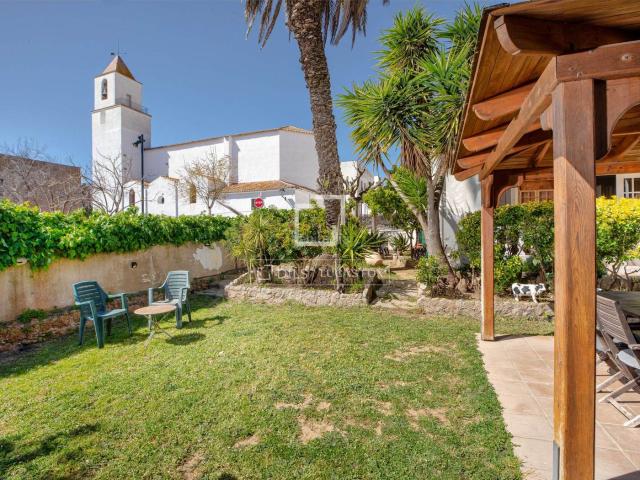 Chalet en venta en Calella de Palafrugell Costa Brava. Encantadora casa con jardín en el corazón de Calella con tres dormitorios dobles. Chalets Calella de.