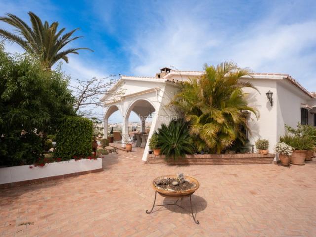 Chalet en venta en Caleta de Velez. Savills presenta este chalet independiente en venta en Caleta de Vélez, una vivienda cómoda y luminosa con 4 dormitorios, 3 baños. Chalets Caleta de.