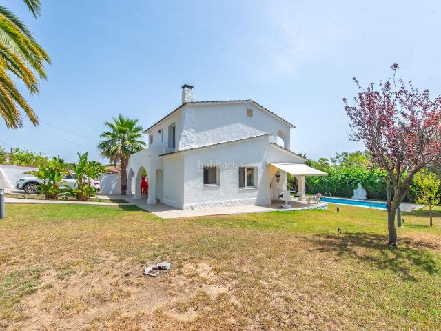 Chalet en venta en Calonge, Cabanyes Mas Ambrós Mas Pallí. Un xalet diferente, con alma propia. Chalets.