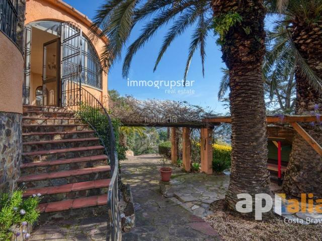 Chalet en venta en Calonge, Cabanyes Mas Ambrós Mas Pallí. Villa única con vistas al mar, dos viviendas en una y gran potencial. Chalets.