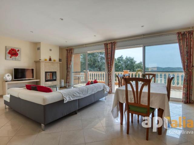 Chalet en venta en Calonge, Cabanyes Mas Ambrós Mas Pallí. Espectacular villa independiente con piscina y jardín en la exclusiva urbanización Vizcondado de Cabanyes Calonge. Chalets.