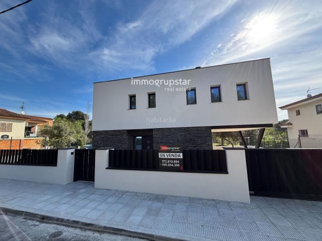 Chalet en venta en Calonge, Cabanyes Mas Ambrós Mas Pallí. Exclusiva casa de obra nueva con vistas al casco antiguo de Calonge. Chalets.