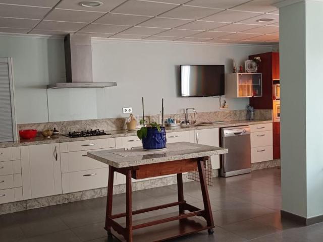 Chalet en venta en Callosa de Segura. Chalet con local comercial en Callosa de Segura, 3 dormitorios, 2 baños, un aseo, salón comedor, cocina con terraza. Chalets Callosa de.