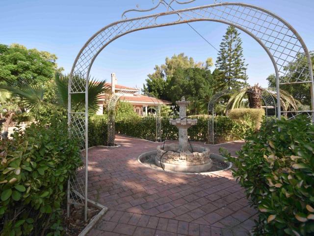 Chalet en venta en Callosa de Segura. Villa de Lujo con Piscina Privada y Vistas a la Montaña en Callosa del Segura 530.000 SIN COMISIÓN AL COMPRADOR. Chalets Callosa de.