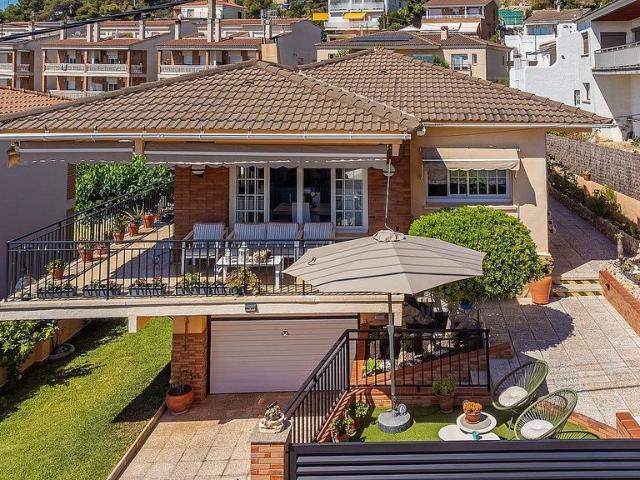 Chalet en venta en calle Comte Gómez de Orbaneja, Calafell, de 160 m² 3 habitaciones por 415.000