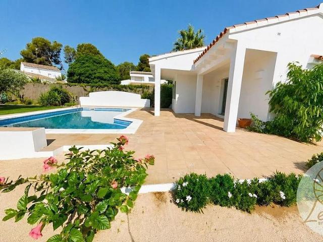 Chalet en venta en calle Constitució, Ametlla de Mar, l´, de 270 m² 4 habitaciones por 750.000