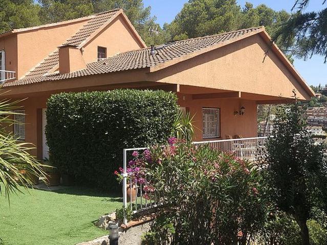 Chalet en venta en calle, Corbera de Llobregat, de 240 m² 4 habitaciones por 520.000