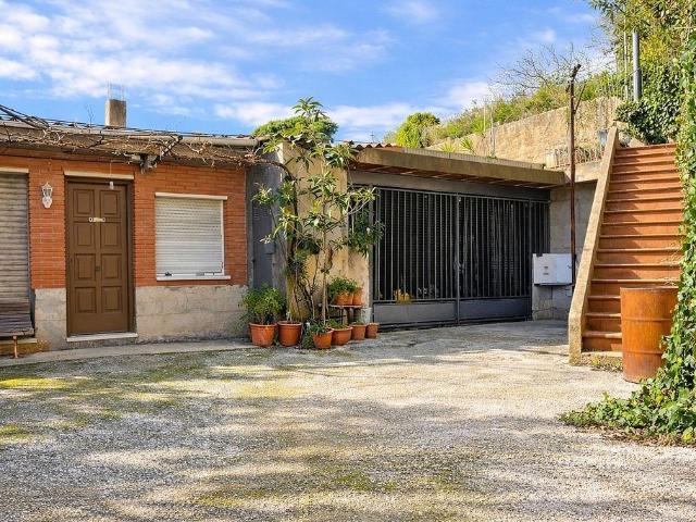 Chalet en venta en calle Còrsega, Lloret de Mar, de 178 m² 4 habitaciones por 275.000