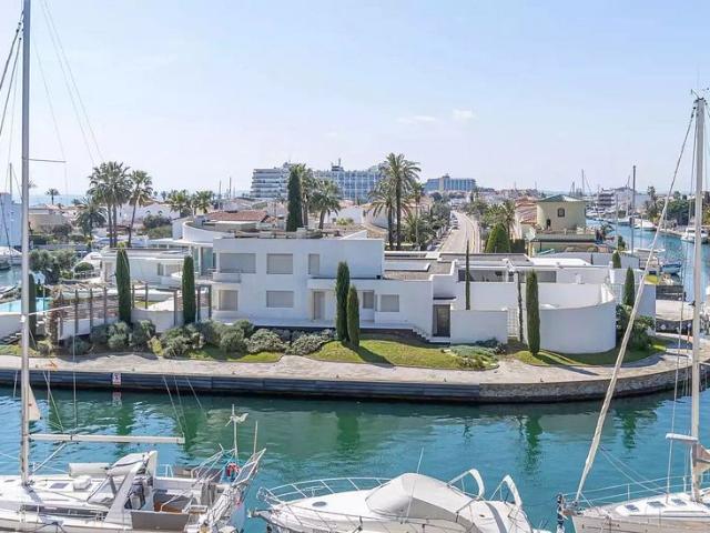Chalet en venta en calle Cavall de Mar, Castelló d´Empúries, de 94 m² 3 habitaciones por 450.000