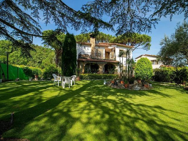 Chalet en venta en calle Can Carbonell, Caldes de Malavella, de 231 m² 5 habitaciones por 479.000