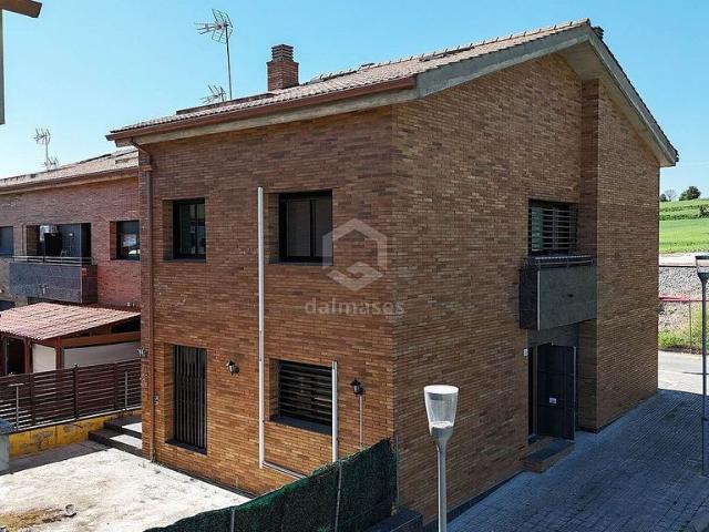 Chalet en venta en calle Can Tabola, Montmeló, de 148 m² 4 habitaciones por 460.000