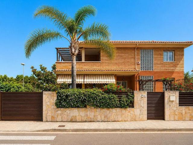 Chalet en venta en calle Cap de Tortosa, Cambrils, de 320 m² 5 habitaciones por 640.000
