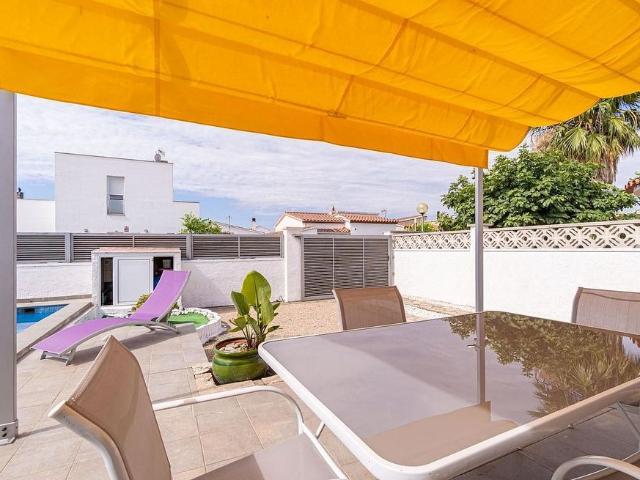 Chalet en venta en calle Cap Gros, Roses, de 71 m² 2 habitaciones por 349.000