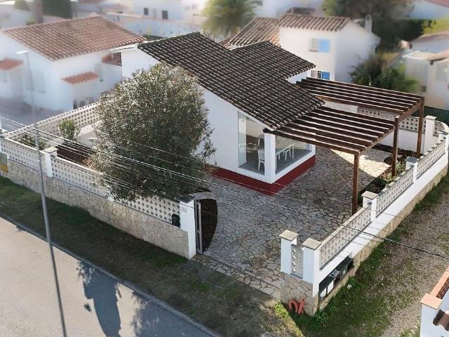 Chalet en venta en calle Carlit, Castelló d´Empúries, de 50 m² 2 habitaciones por 339.000