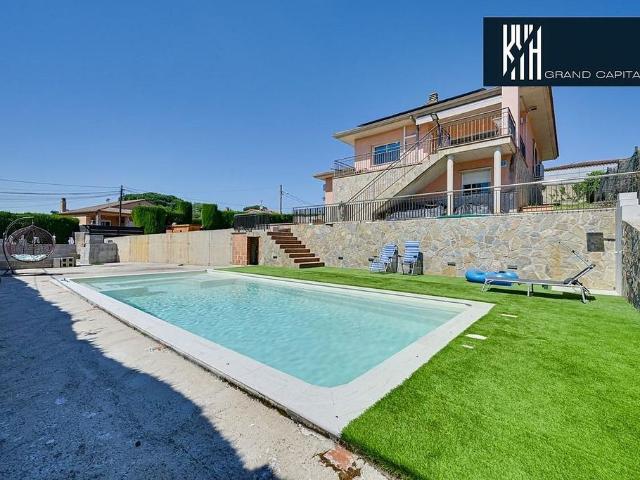 Chalet en venta en calle Casanovas, Caldes de Malavella, de 317 m² 4 habitaciones por 430.000