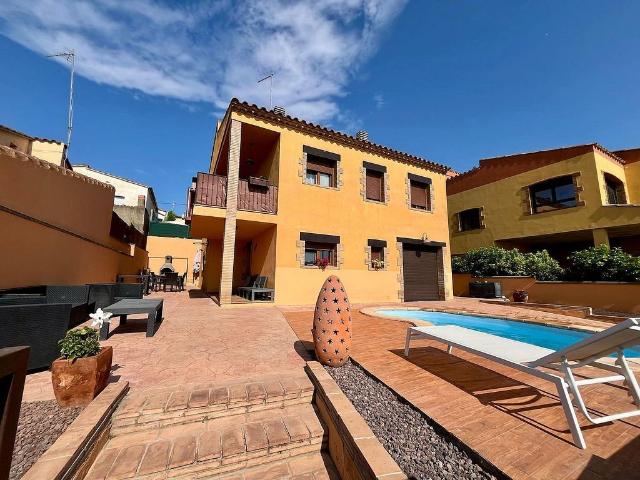 Chalet en venta en calle Castello, Sant Miquel de Fluvià, de 200 m² 4 habitaciones por 445.000