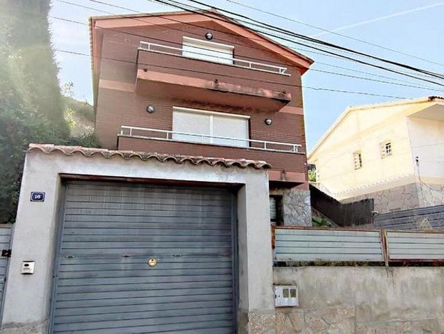 Chalet en venta en calle Castellàla Manxa, Abrera, de 245 m² 4 habitaciones por 219.000
