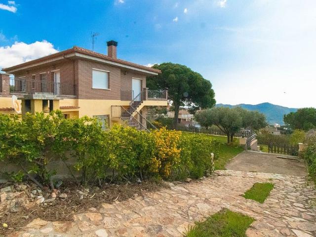 Chalet en venta en calle Centre, Sant Cebrià de Vallalta, de 140 m² 4 habitaciones por 370.000
