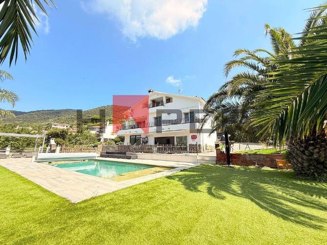 Chalet en venta en calle Circular, Tordera, de 268 m² 4 habitaciones por 405.000