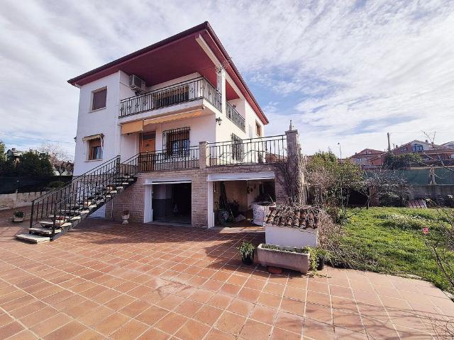 Chalet en venta en calle Cirerer, Santa Eulàlia de Ronçana, de 256 m² 8 habitaciones por 450.000