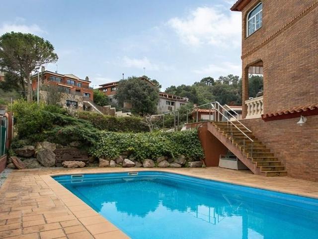 Chalet en venta en calle CL Can Sadurni, Begues, de 350 m² 6 habitaciones por 758.400